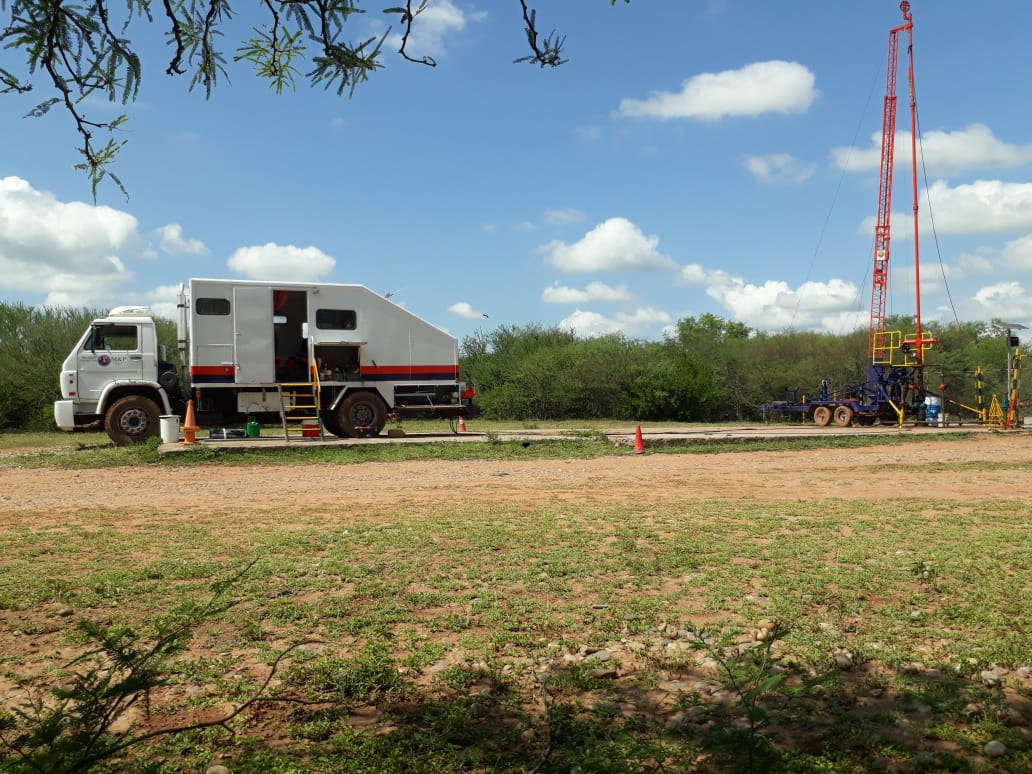 Unidad de Slickline y mástil de intervención en locación
