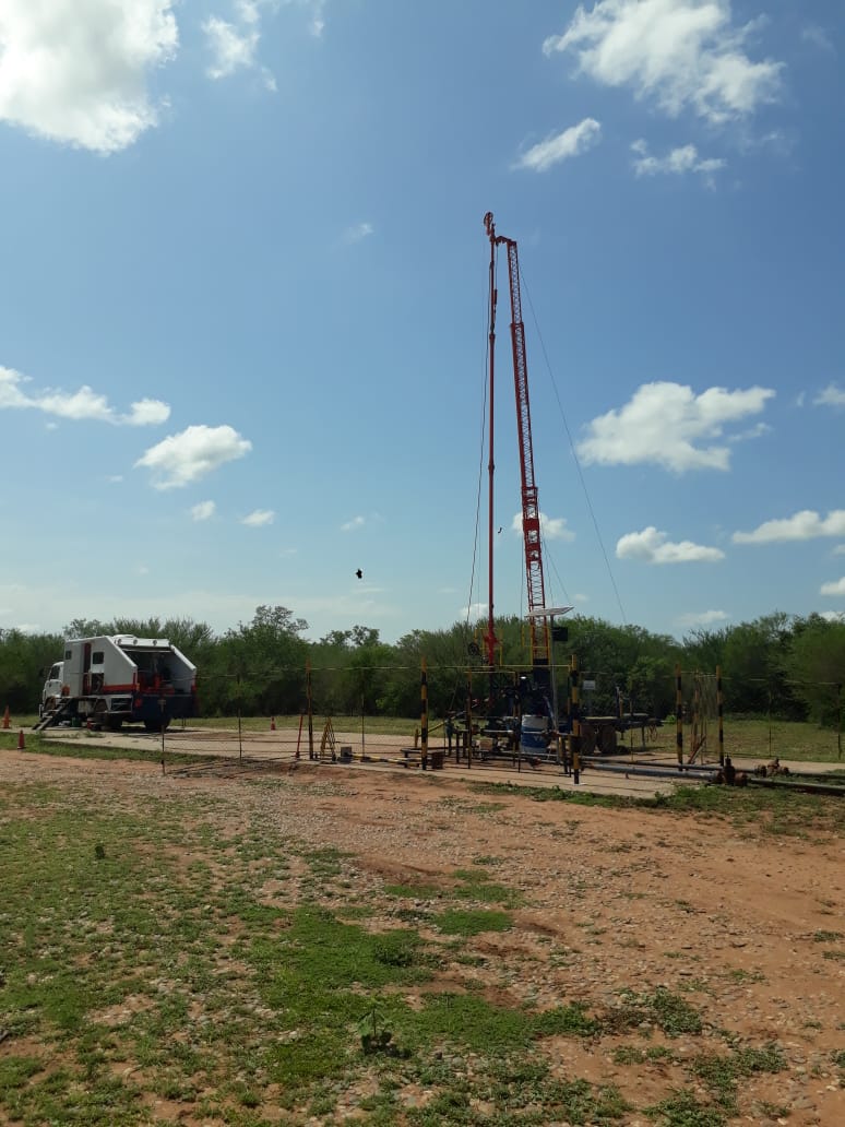 Mástil de Slickline operando junto a la unidad móvil en pozo