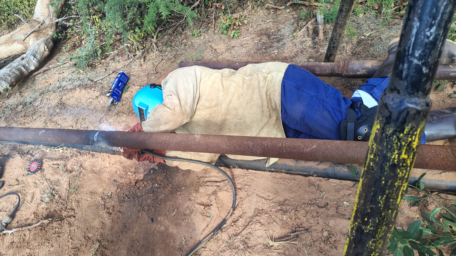 Soldadura de cañería a la intemperie en el monte